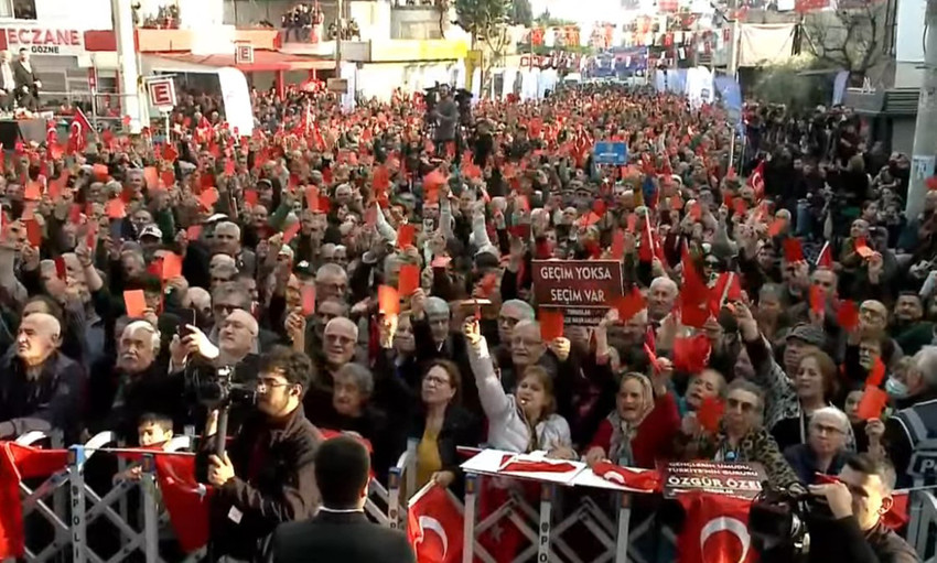 CHP Genel Başkanı Özgür Özel, gün içerisinde yaptığı açıklamada ''Büyük sürprizlerimiz olacak'' demişti. Mersin'de konuşan CHP lideri, iktidara kırmızı kart gösterdi.