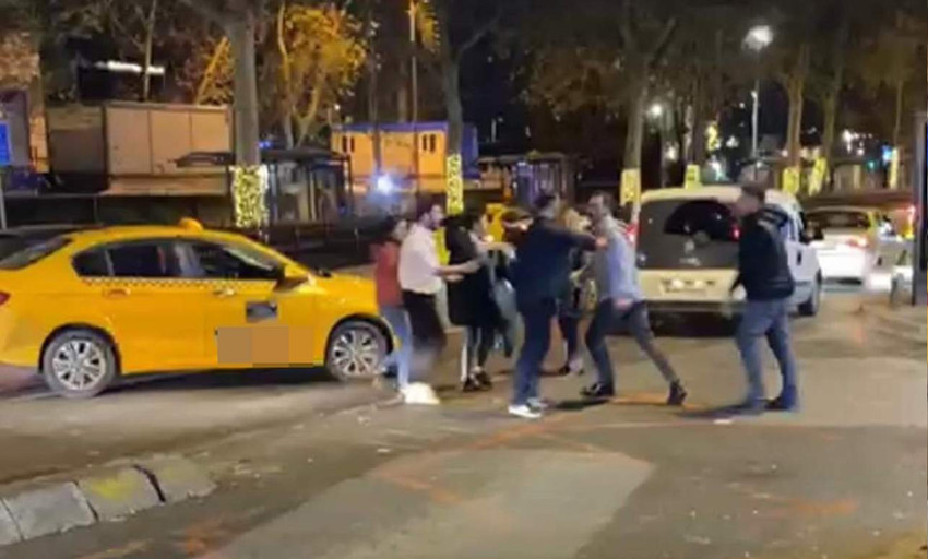 İstanbul'da bitmek bilmeyen taksici - yolcu tartışmalarında bu sefer yumruklar konuştu. Beşiktaş'ta bir taksi sürücüsü ile kendisini durduran bir yolcuyu aracına almak istemeyince tekmeli yumruklu kavga çıktı.