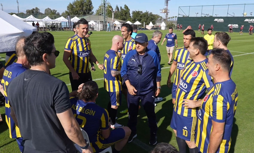 Antalya'nın Serik ilçesinde düzenlenen Efsaneler Kupasında eski Türk ve Alman futbol yıldızları bir araya geldi. Turnuvada Fenerbahçe'nin teknik direktörlüğünü Yılmaz Vural yaptı.