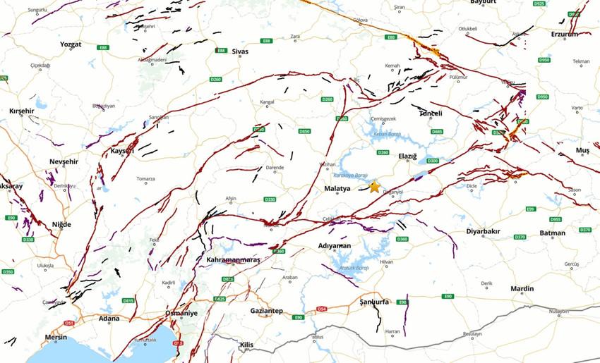 <p>Geçen yıl 6 Şubat'ta Kahramanmaraş ve Hatay merkezli meydana gelen, 11 ilimizi yerle bir edip, 55 bine yakın canımızı yitirmemize yol açan 7.7 ve 7.6 büyüklüğündeki depremlerin ardından bölgedeki yeni depremler ve artçı sarsıntılar devam ediyor. </p>