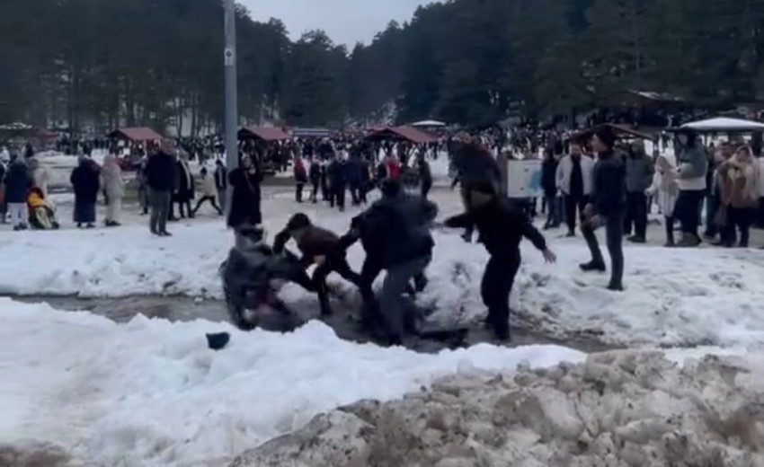 Bolu’da üniversite öğrencileri tarafından düzenlenen geleneksel hamsi festivalinde yumruklar havada uçuştu.