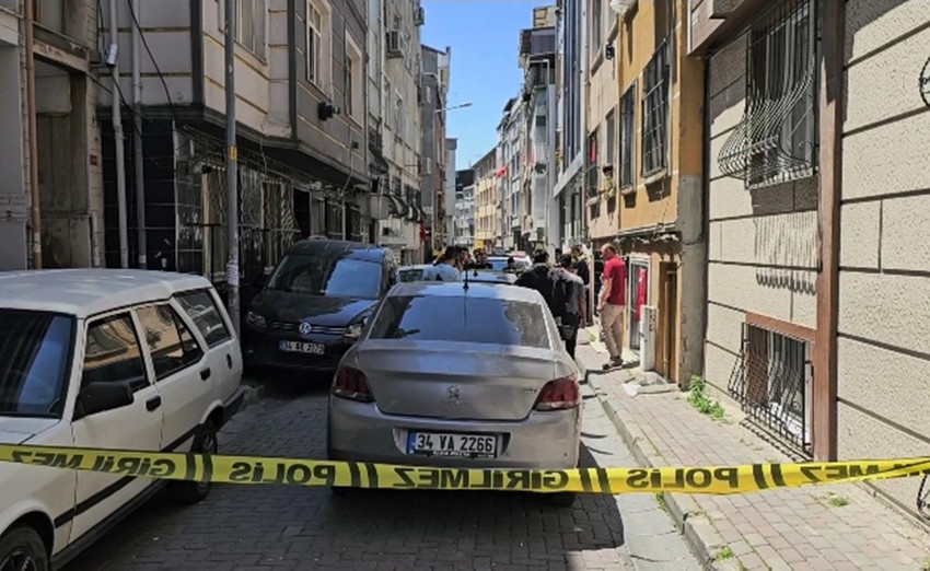 İstanbul Bayrampaşa'da çevik kuvvet polisi B.K., tek başına yaşadığı evinde ölü bulundu.