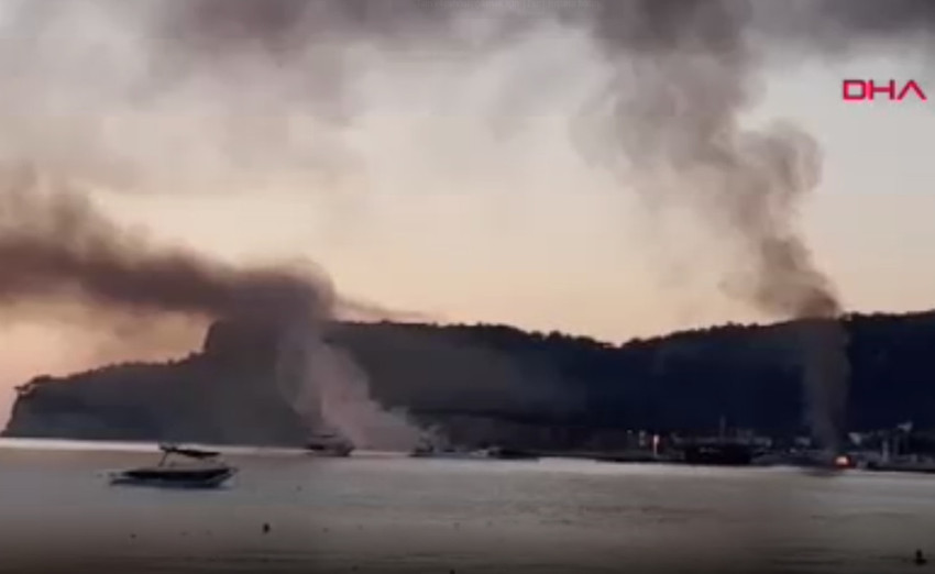 Antalya'nın Kemer ilçesinde bir gezi teknesinde henüz belirlenemeyen nedenle yangın çıktı. Hızla büyüyen yangın söndürülürken tekne kullanılamaz hale geldi.