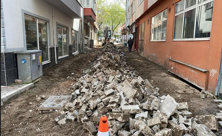 Bandırma Belediyesi, ilçenin çeşitli mahallelerinde altyapı ve çevre düzenleme çalışmalarına hız kesmeden devam ediyor. 