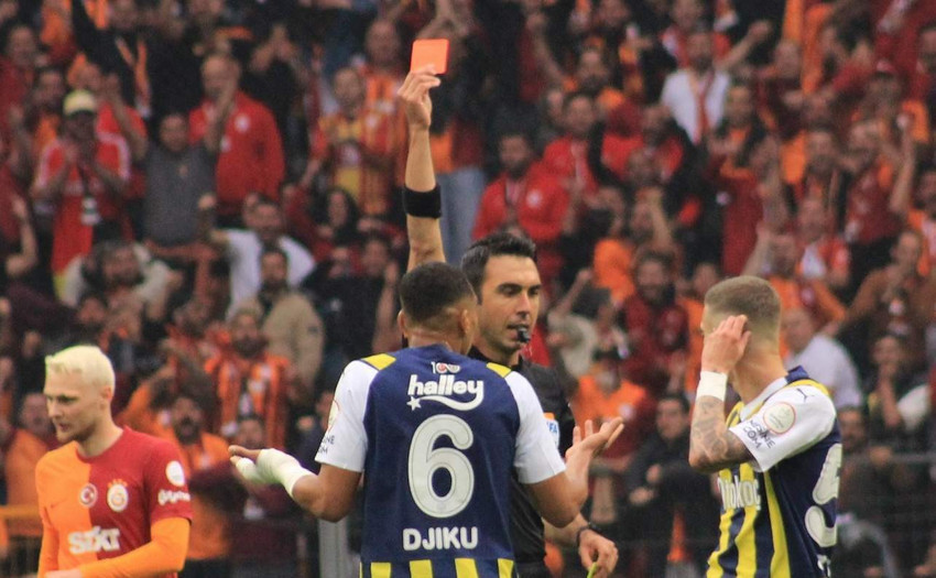 Fenerbahçe'nin Ganalı oyuncusu Alexander Djiku, Galatasaray ile oynanan derbi maçının 21. dakikasında kırmızı kart gördü.
