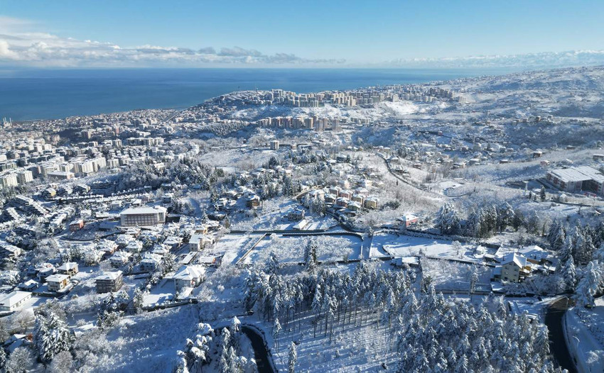 Trabzon’da kar yağışı hayatı olumsuz yönde etkilemeye devam ediyor. Kar yağışı nedeniyle şehirde kartpostallık görüştüler oluştu.
