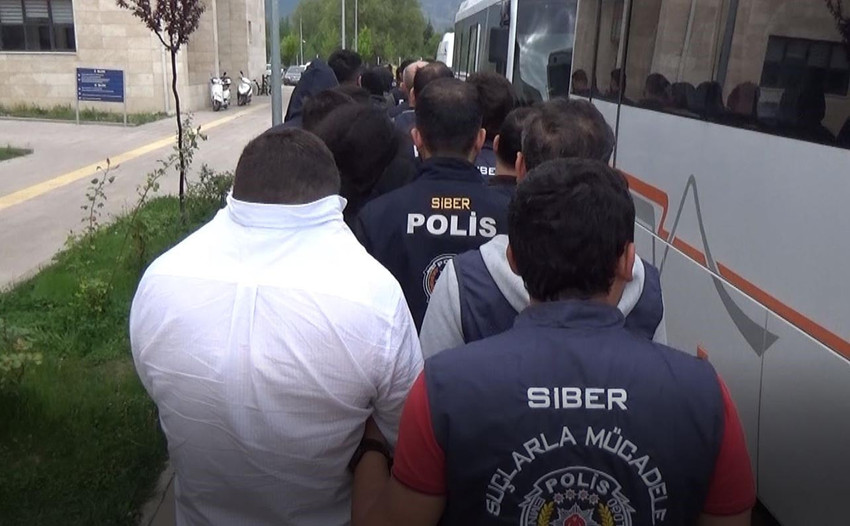 Afyonkarahisar merkezli 21 kentte yasa dışı bahis sitesi işletenlere yönelik gerçekleştirilen Sibergöz-36 operasyonunda gözaltına alınan 66 kişiden 19’u çıkarıldığı mahkeme tarafından tutuklandı.