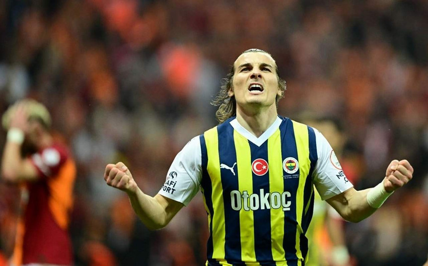 Trendyol Süper Lig'te şampiyonluk yarışındaki kritik Galatasaray - Fenerbahçe derbisinde 21. dakikada kırmızı kartla sahada 10 kişi kalan Fenerbahçe ezeli rakibi Galatasaray'ı deplasmanda 1-0 yenerek şampiyonluk hesaplarını değiştirdi.