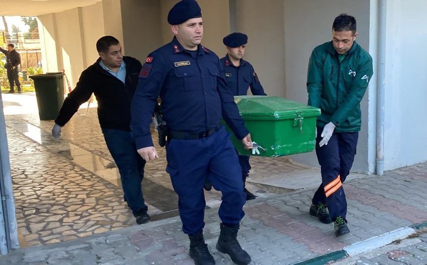 Mersin'de bir tatil sitesinin 13'üncü katındaki dairede ikamet eden bir şahıs ve kız arkadaşı düşerek hayatını kaybetti. 