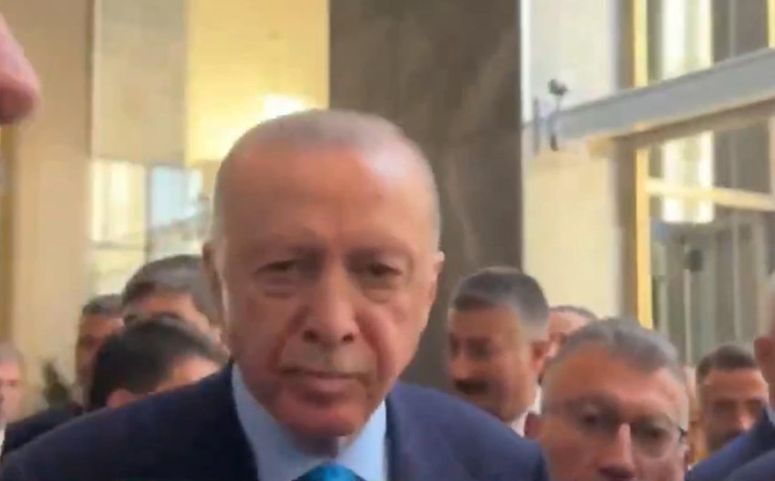 Cumhurbaşkanı Erdoğan'ın, AK Parti grup toplantısı sonrası gazetecilerin ''Asgari ücrete ara zam olur mu?'' sorusuna verdiği yanıt sosyal medyada gündem oldu.