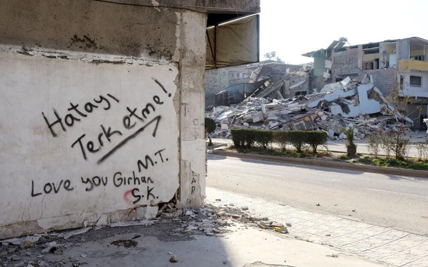 Depremin yerle bir ettiği Hatay'da duygulandıran duvar yazıları - Resim: 1