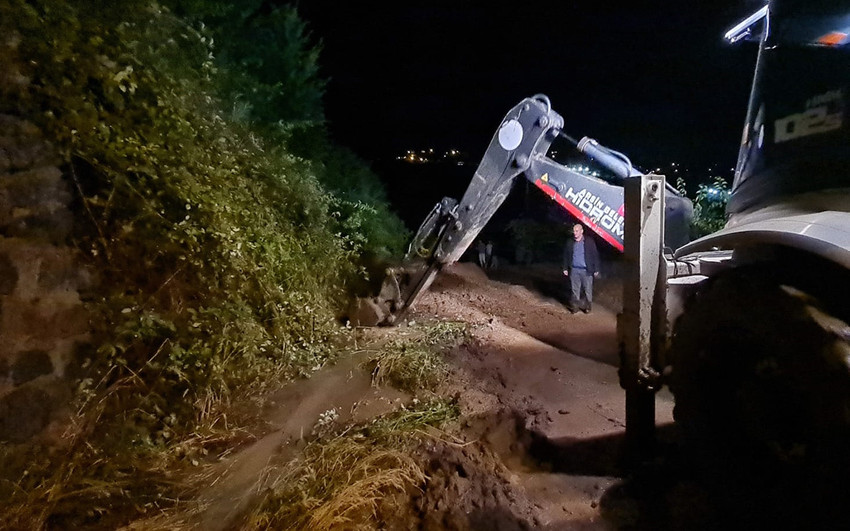 Trabzon'un Arsin ilçesinde görülen kuvvetli yağış hayatı olumsuz etkiledi. İlçede toprak kayması yaşanırken, bazı evleri su bastı, araçlar yolda mahsur kaldı.