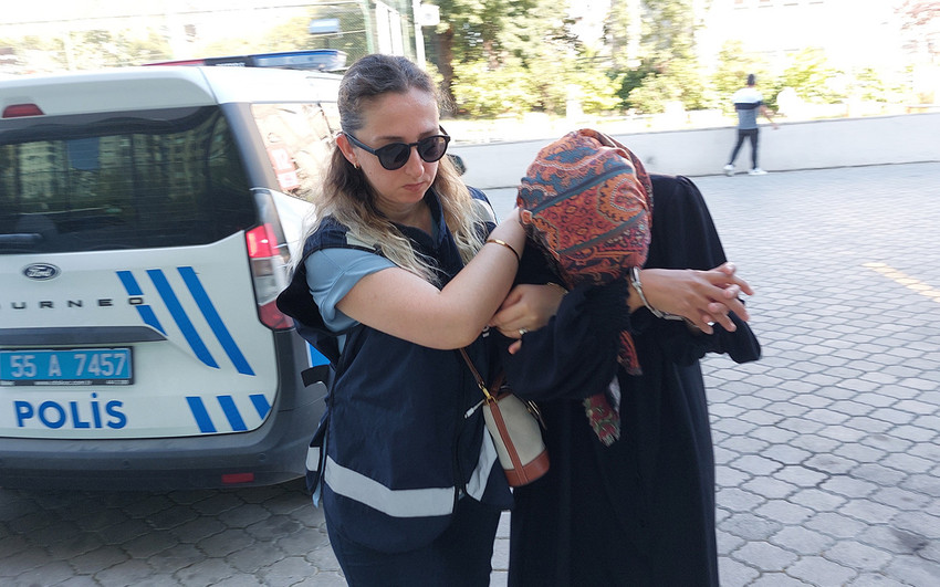 Samsun’da 26 yaşındaki kadın, komşusunun ev anahtarını gizlice kopyalayarak 1 milyon 700 bin liralık ziynet eşyası çaldıktan sonra altınları bozdurup 1,3 milyon TL2lik sıfır otomobil satın aldığı ortaya çıktı.