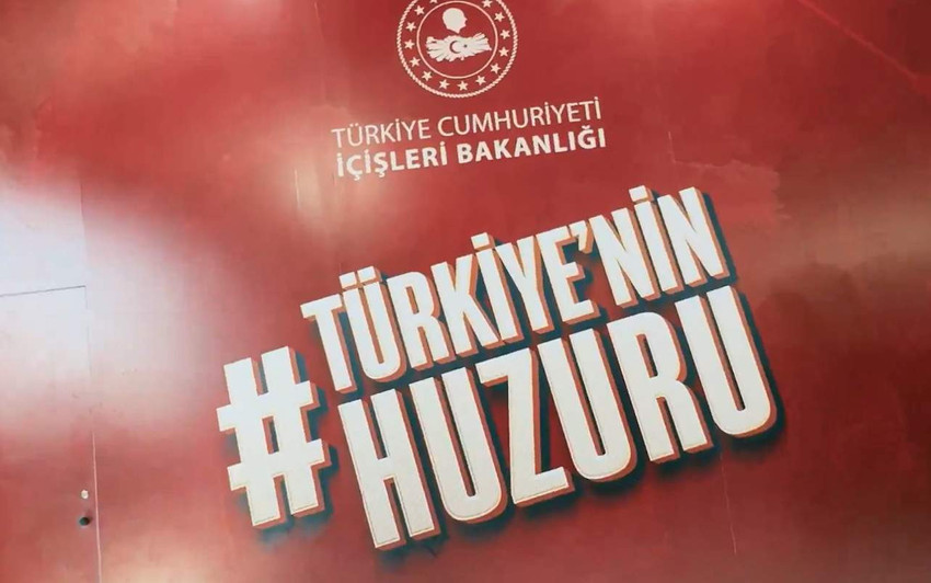 Türkiye her gün yeni bir kadın cinayetine uyanırken, her gün birden fazla şiddet olayı yaşanırken dün İstanbul'da bir kadına sokak ortasında tecavüz girişimi ve Fatih'te 2 kadının katledilmesiyle şiddete karşı tepkiler çığ gibi büyüdü. Ancak bu sırada İçişleri Bakanı Ali Yerlikaya'nın sosyal medyadan "Türkiye'nin Huzuru" paylaşımı yapması yükselen tepkilere adeta tuz biber ekti ve vatandaşlar İçişleri Bakanı Yerlikaya'ya çok sert tepki gösterdi.