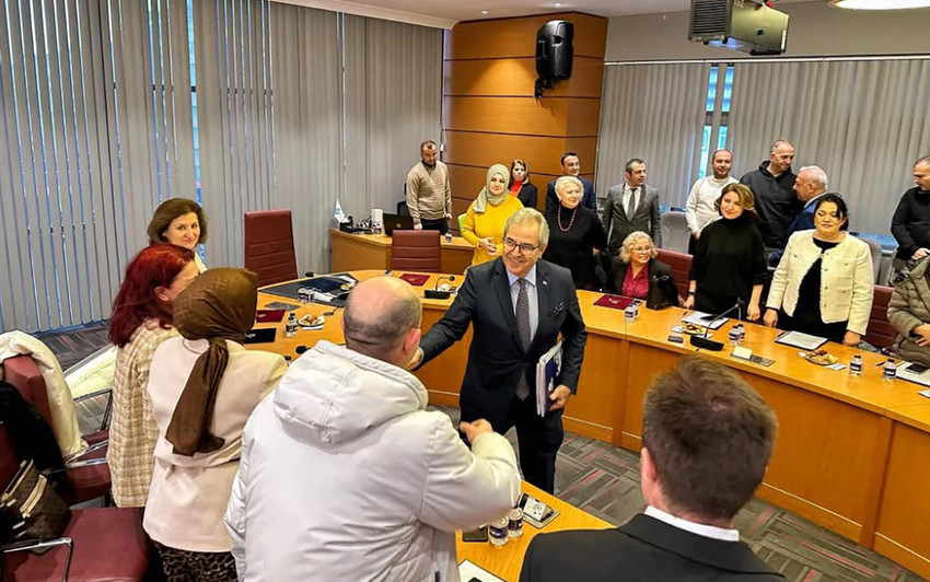 Bandırma Belediye Başkanı Dursun Mirza, Belediye Başkan Yardımcıları Cemal Adıgüzel ve Niyazi Yeloğlu ile birlikte merkez mahalle muhtarlarıyla bir araya gelerek mahallelerin ihtiyaçlarını ve devam eden projeleri değerlendirdi. Toplantıda muhtarların istek ve talepleri dinlenirken, mahallelerde yapılması planlanan çalışmalar üzerine görüş alışverişinde bulunuldu.