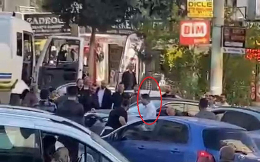 Mardin’in Artuklu ilçesinde yol kavgasında tanker sürücüsü, eline aldığı sopanın otomobil sürücüsünün eline geçmesi üzerine dayak yedi.