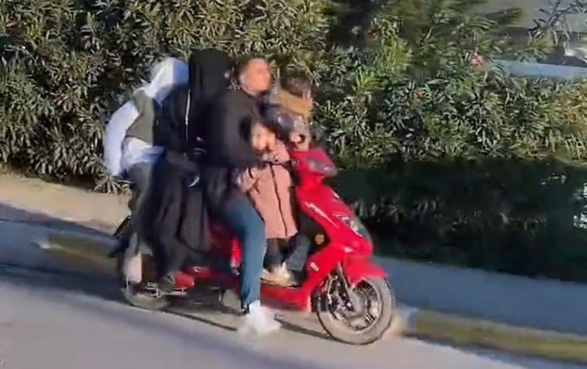 Kocaeli'de trafikteki seyir halindeki motosikletli aileyi görenler dönüp dönüp bir kez daha baktı. Çünkü motosikleti metrobüse çeviren aile "scooter"a tam 5 kişi binmişti. Canlarını hiç sayan ailenin 2'si çocuk 5 kişi motosiklet yolculuğu "pes" değil "yuh" dedirtti.