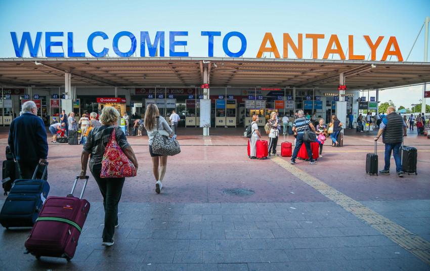 Turizmin başkenti Antalya'ya yılın ilk 4 ayında 2 milyon 66 bin 962 turist geldi.  Bu sayı, kent turizminde tüm zamanların en iyi başlangıcı olarak tarihe geçti.