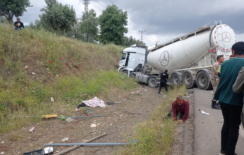 Gaziantep'in İslahiye ilçesinde beton mikseri ile yolcu minibüsü çarpıştı. Kazada 8 kişi öldü, çok sayıda kişi de yaralandı.