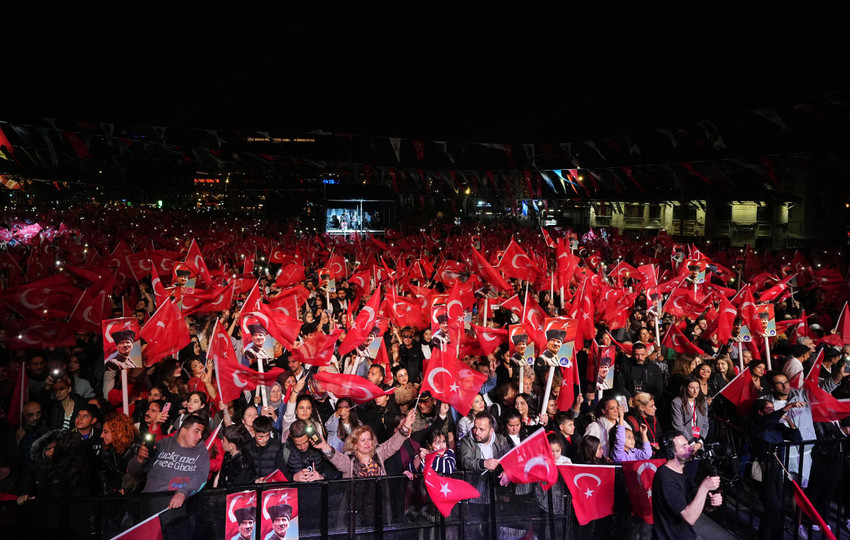 Beşiktaş, Beyoğlu ve Şişli Belediyelerinin ortaklaşa düzenlediği etkinlikte binlerce vatandaş Cumhuriyet için yürüdü. Türk bayrakları ve marşlar eşliğinde gerçekleştirilen yürüyüşün ardından Barbaros Meydanı’nda Cumhuriyet Konseri düzenlendi. Vatandaşlar ellerinde Türk bayraklarıyla Athena grubunun seslendirdiği şarkılar eşliğinde Cumhuriyet coşkusunu doyasıya yaşadı.