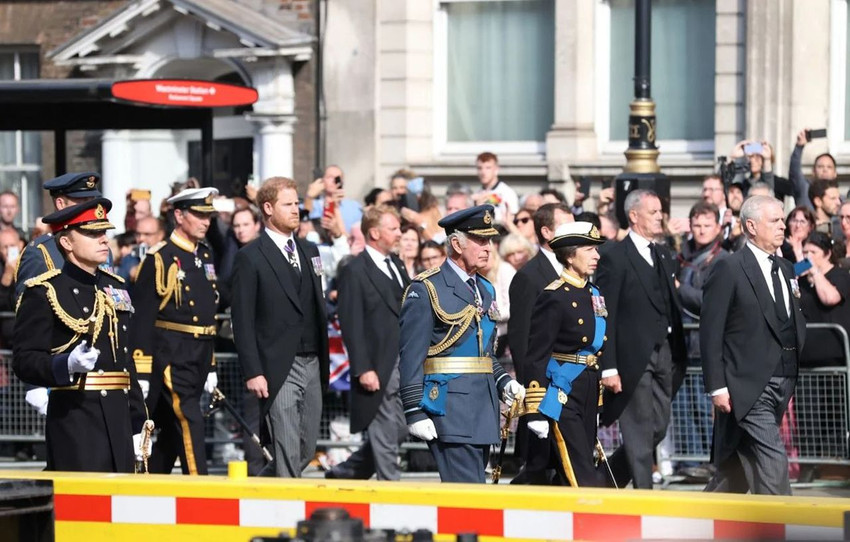 Kraliçe II. Elizabeth'in cenazesi öncesinde Prens Harry düğümü çözüldü - Resim: 3