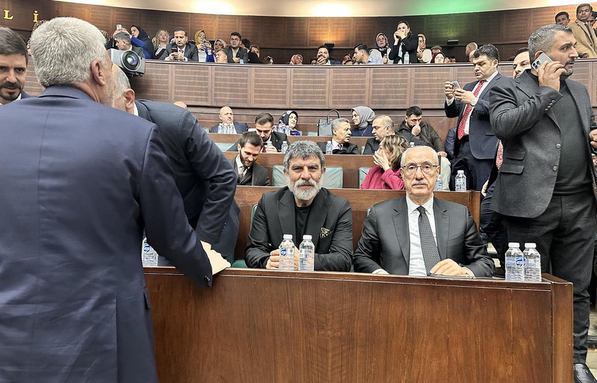 Ekranların sevilen dizilerinden Yeraltı'nda rol alan &uuml;nl&uuml; oyuncu ismi Sefa Zengin, AK Parti Grup Toplantısı'na katıldı. Kurtlar Vadisi'nin Erdal'ı, şimdilerde ise 'Yeraltı' dizisiyle adından s&ouml;z ettiren &uuml;nl&uuml; oyuncunun, Dışişleri Bakanı Hakan Fidan ile yaptığı sohbet kameralara yansıdı.