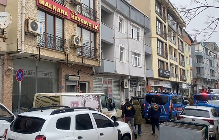 Tekirdağ'da da 2010 yılında başından vurulup yakılarak katledilen N.A.'nın katilleri 16 yıl sonra adalet &ouml;n&uuml;nde! Tozlu raflardan inen dosyayı titizlikle inceleyen JASAT ekipleri, Edirne Uzunk&ouml;pr&uuml;&rsquo;de ger&ccedil;ekleştirdikleri operasyonla ş&uuml;phelileri kıskıvrak yakaladı. Alacak-verecek meselesi mi, yoksa planlı bir infaz mı? &Ouml;len ş&uuml;pheliler ve tutuklanan isimlerle birlikte işte 16 yıllık karanlık yılın t&uuml;m detayları...