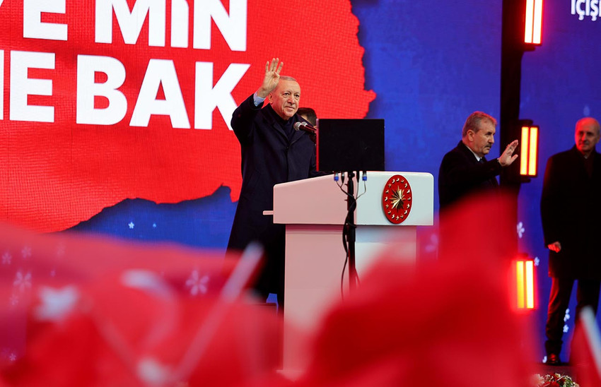 Cumhurbaşkanı Erdoğan, 6 Şubat depremlerinin yıl d&ouml;n&uuml;m&uuml; nedeniyle d&uuml;zenlenen t&ouml;rene katıldı. Muhalefete y&uuml;klenen Erdoğan, ''Deprem turistlerinin atmadıkları iftira, s&ouml;ylemedikleri yalan, yapmadıkları dezenformasyon kalmadı.&nbsp;Koro halinde 'devlet vatandaşını yalnız bıraktı' dediler. 'Yardım &ccedil;alışmaları oy rengine g&ouml;re yapılıyor' dediler. 'Bunlar bu evleri bitiremez' dediler. İşte evler burada. Bunların bitmez dediği evler burada'' dedi.