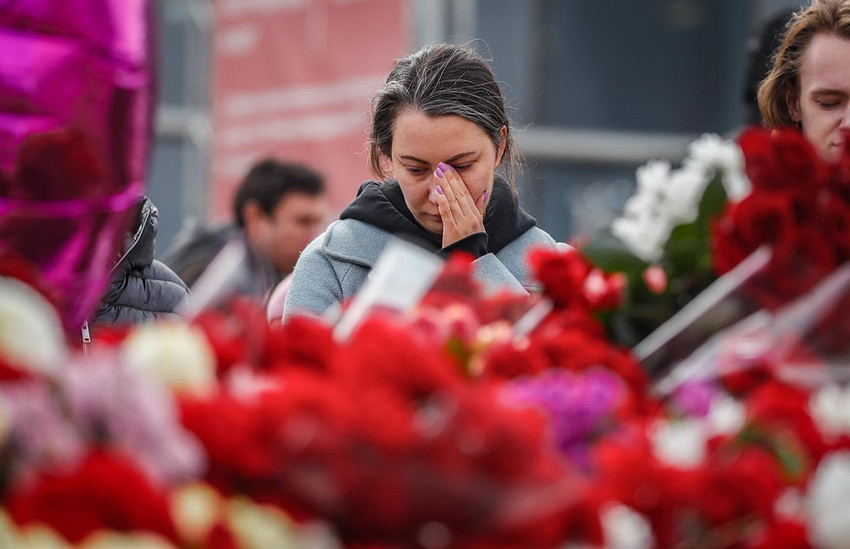 Rusya'nın başkenti Moskova'da konser salonuna düzenlenen terör saldırısında hayatını kaybedenlerin sayısı 140'a yükseldi.