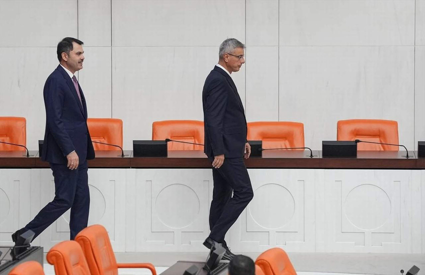 Cumhurbaşkanı ve AK Parti Genel Başkanı Recep Tayyip Erdoğan imzasıyla Resmi Gazete'de yayımlanan atama kararlarına göre kabinede 2 bakan değişti. 