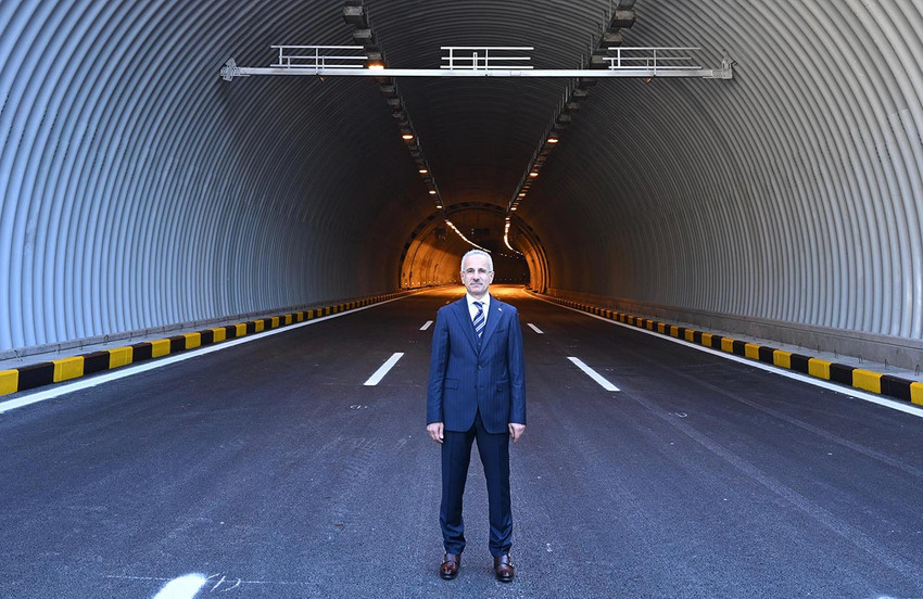 Ulaştırma ve Altyapı Bakanı Abdulkadir Uraloğlu, Bolu Dağı Tüneli'nin heyelan riskine karşı 67 metre uzatılacağını açıkladı. Uraloğlu, çalışmaların temmuz ayında başlayacağını ifade etti. 