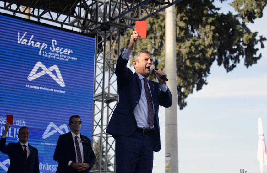 CHP Genel Başkanı Özgür Özel, gün içerisinde yaptığı açıklamada ''Büyük sürprizlerimiz olacak'' demişti. Mersin'de konuşan CHP lideri, iktidara kırmızı kart gösterdi.