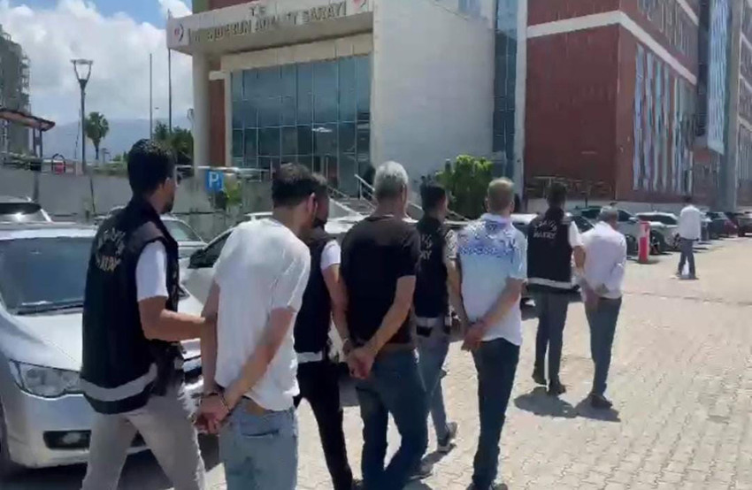 Hatay'ın İskenderun ilçesinde emniyet güçleri, çek ve senet çetesine operasyon düzenledi. Operasyonda çok sayıda çek ve senet ele geçirilirken 4 şahıs tutuklandı.