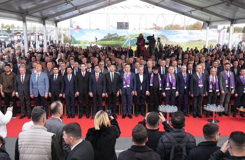 Ordu Dernekler Federasyonu Kurucu Başkan Yardımcılığı yapmış olan Sarıyer Belediye Başkanı M. Oktay Aksu, İBB Yenikapı etkinlik alanında düzenlenen 13. Ordu Kültür Buluşmalarında hemşerileri ile buluştu. Ordu’ya dair kültürel öğelerin sergilendiği ve 17 Kasım’a kadar sürecek olan etkinlik alanında stantları tek tek gezen Başkan Aksu, hemşerileri ile kucaklaştı, hasret giderdi