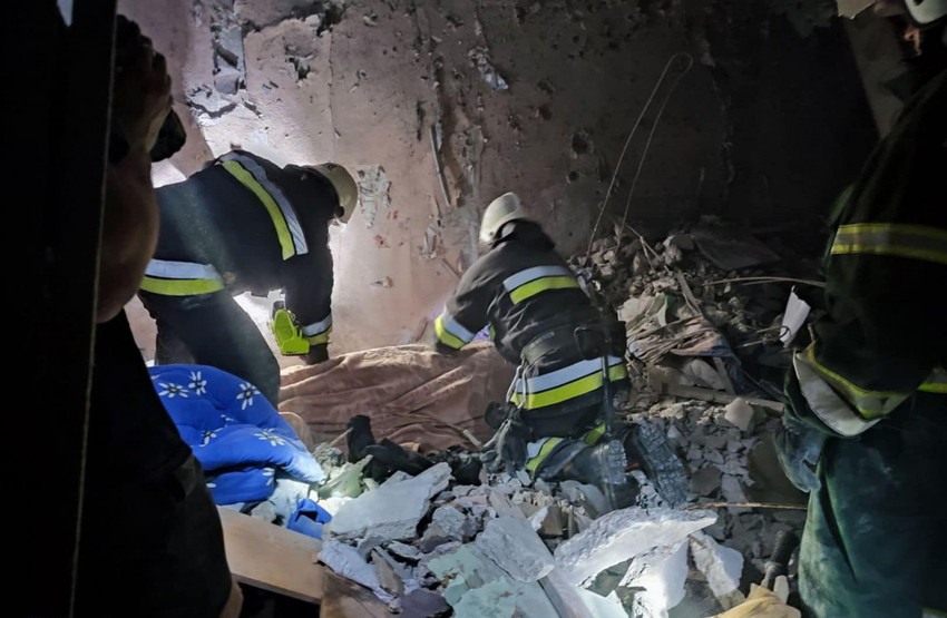 Füzeli saldırı sonrası ekiplerin arama kurtarma çalışmasından bir fotoğraf