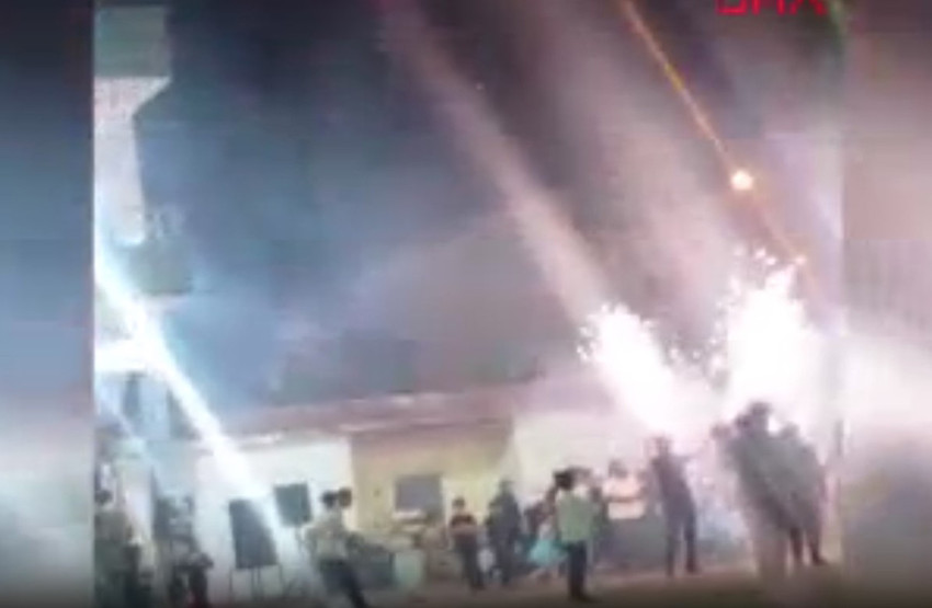 Diyarbakır'da düğünde damdan atılan havai fişekler kalabalığın arasında patladı. Olayda damat dahil 5 kişi yaralandı. 