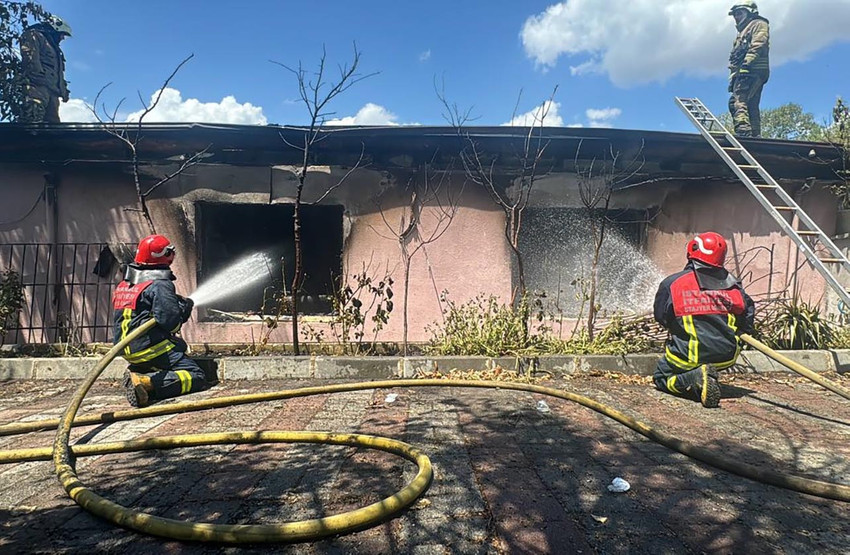 İstanbul Küçükçekmece''de Cemevi ve Kültür Merkezi'nde yangın meydana geldi. Binadan yükselen dumanlar nedeniyle sürücüler zor anlar yaşadı.