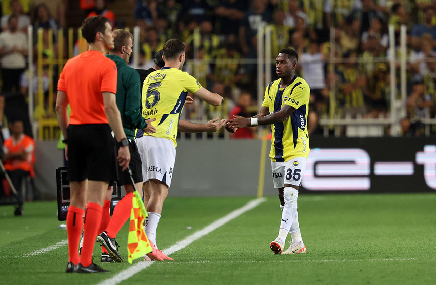 Fenerbahçe, Lugano maçının ilk yarısında sakatlanarak oyuna devam edemeyen Brezilyalı orta saha oyuncusu Fred’in sağ diz iç yan bağlarında hasar tespit edildiğini açıkladı.