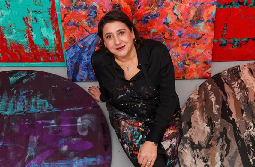 Yasemen Latife Ayvaz, İstanbul merkezli bir ressamdır. Sanatında doğa, hafıza, zaman ve duygular arasında köprüler kurarak çok katmanlı anlatılar yaratır. Gözleme dayalı güçlü bir bakış açısıyla çalışan Ayvaz, İstanbul’un tarihinden, ışığın gün içindeki değişiminden ve doğanın geçiciliğinden ilham alır.