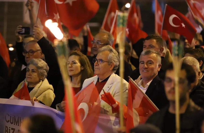 29 Ekim Cumhuriyet Bayramı, Bandırma’da büyük bir coşkuyla kutlandı. Bandırma Belediyesi tarafından düzenlenen etkinliklerde binlerce Bandırmalı, fener alayında buluşarak Cumhuriyet’in 101. yıl dönümünü birlikte kutladı. Ellerinde Türk bayrakları ve meşalelerle yürüyen vatandaşlar, Bandırma sokaklarını Cumhuriyet coşkusuyla aydınlattı.