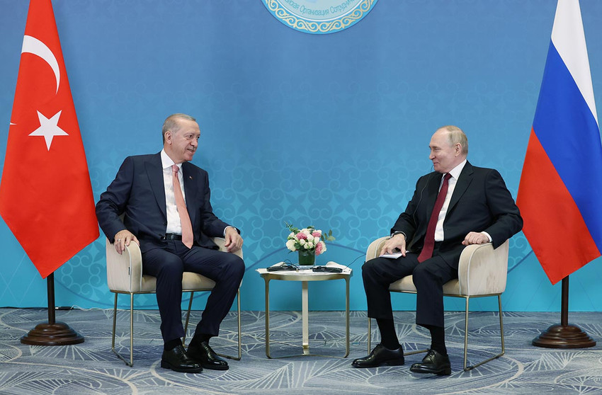 Cumhurbaşkanı Erdoğan, Kazakistan'ın başkenti Astana'da Rusya lideri Putin ile bir araya geldi. Erdoğan, Putin'i Türkiye'ye davet etti, Putin de Türkiye'ye muhakkak geleceğini söyledi.