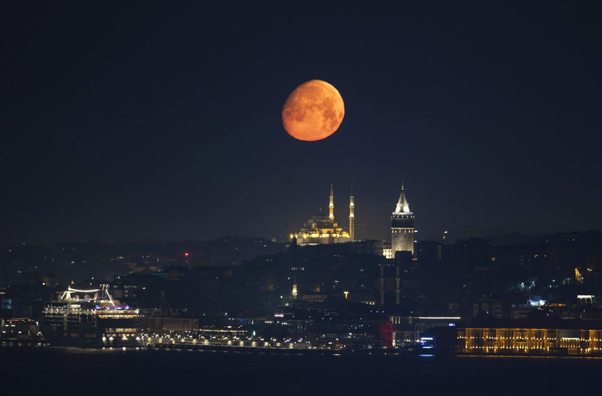 İstanbul'da Galata Kulesi, Fatih Camisi ve Ay böyle buluştu - Resim: 4