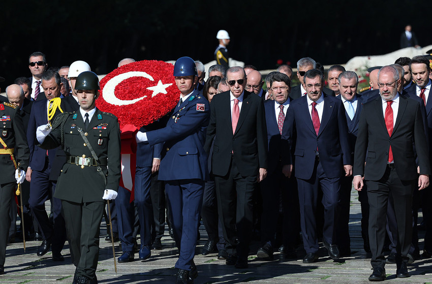 Cumhuriyetimizin 101'inci yılında Cumhurbaşkanı Erdoğan başkanlığındaki devlet erkanı, cumhuriyetimizin kurucusu büyük önder Mustafa Kemal Atatürk'ün huzuruna Anıtkabir'e çıktığı sırada kanunen yasak olmasına rağmen Anıtkabir'de yine "Erdoğan" sloganları atıldı.