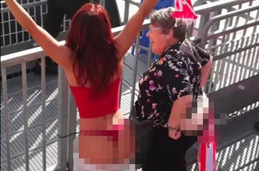 Sosyal medya fenomeni 79 yaşında bir kadın ile tribünün ortasında pantolonunu indirdi - Resim : 1