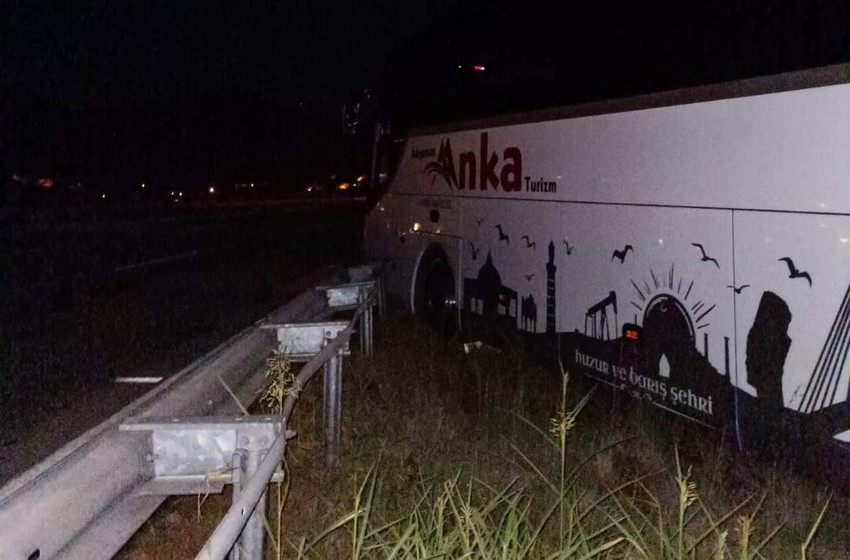 İçerisinde 26 kişinin bulunduğu ve Mersin'den Adıyaman'a giden yolcu otobüste yolculuk eden 22 yaşındaki bir genç seyir esnasında aracın direksiyonuna müdahale edince, yolcu otobüsü kontrolden çıkarak bariyerlere çaptı.
