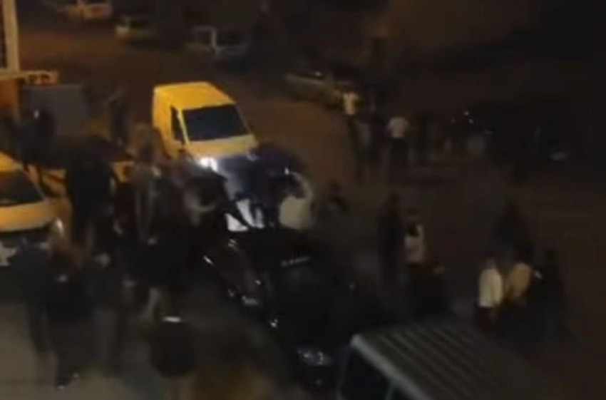 Gaziantep'te yabancı uyruklu 2 grup arasında çıkan bıçaklı, sopalı ve tekme-tokatlı kavgada ortalık savaş alanına dönerken kavga sırasında bir araç onlarca kişinin arasına daldı. Araç sürücüsü kavga edenleri aracıyla ezerken yabancı uyruklu 9 şüpheli yakalandı.