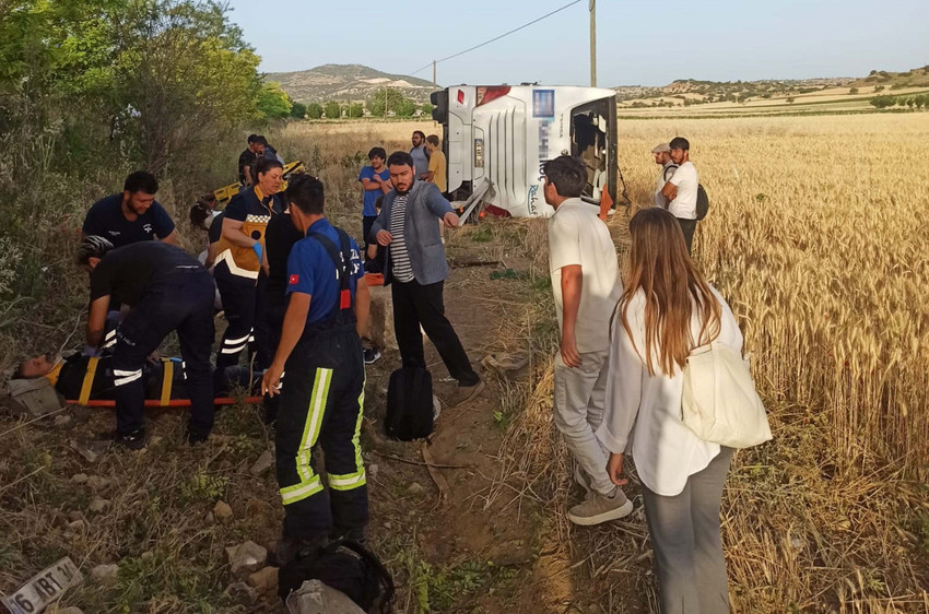 Denizli'nin Çal ilçesinde yolcu otobüsünün devrildiği kazada 12 kişi, yaralandı.