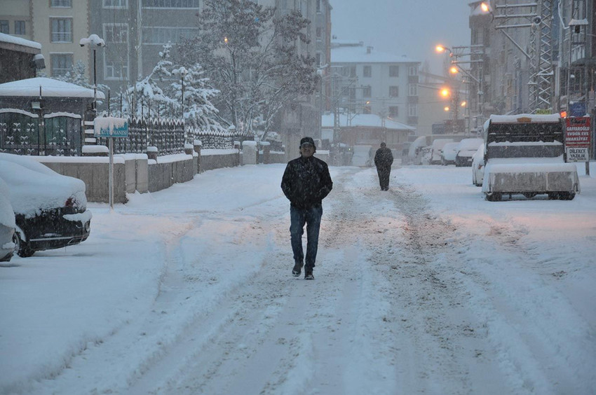 Kara kış bitmek bilmedi! Nisan ayının ortasında yoğun kar yağışı - Resim: 1