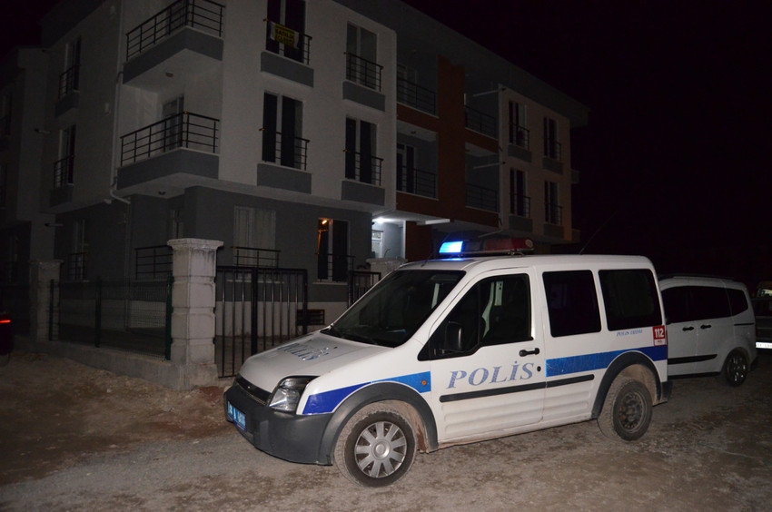 Korkunç olay Aksaray'da yaşandı. Bir genç anne 1,5 yaşındaki çocuğu ile evinin balkonunda bıçaklı saldırıya uğradı.