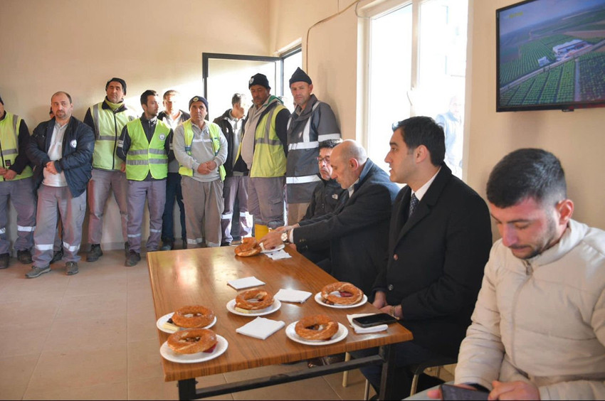 AK Parti'nin Edremit Belediye Başkan adayı Muhammed Vurmaz'ın Edremit Belediyesi'nin bir şantiyesinde çalışan işçileri karşısına dizip kahvaltı ettiği anlar tepki çekti.